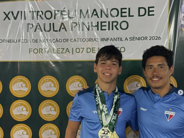 Vinícius Diógenes com as duas medalhas de ouro do Troféu Manoel de Paula Pinheiro