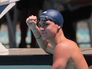 Lucas Machado Lisboa na borda da piscina logo após a prova, com o punho cerrado