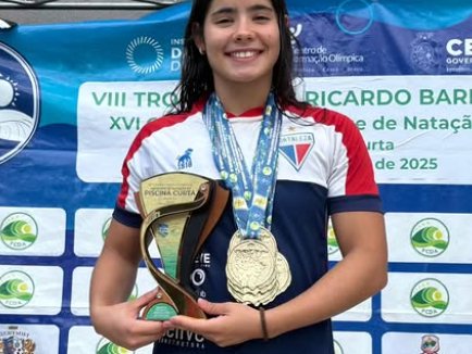 Ana Clara Macêdo com o troféu e as medalhas conquistadas