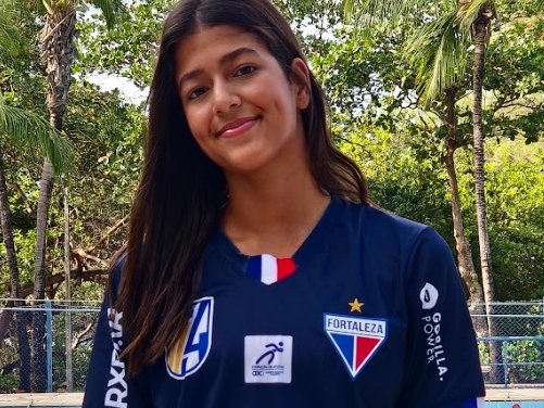 Maria Eduarda Albuquerque à beira da piscina, com o uniforme do Fortaleza Raia 4