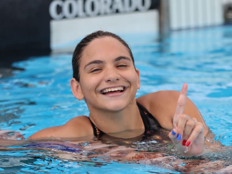 Vitória Helena Esteves na água, sorrindo, logo após a prova