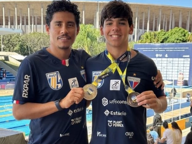 Vinícius Diógenes e o técnico mostrando as medalhas de prata e bronze, em Brasília