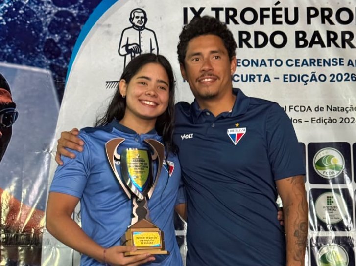 Ana Clara Macêdo com o troféu do IX Troféu Prof. Ricardo Barroso Lima, ao lado da comissão técnica