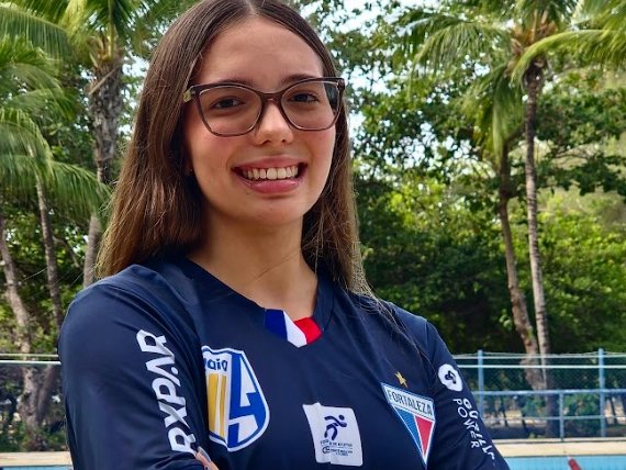 Vitória Nóbrega Maia à beira da piscina, com o uniforme do Fortaleza Raia 4